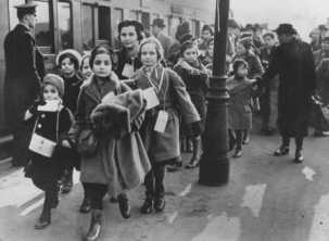 KITTEN jewish refugee children arriving in London